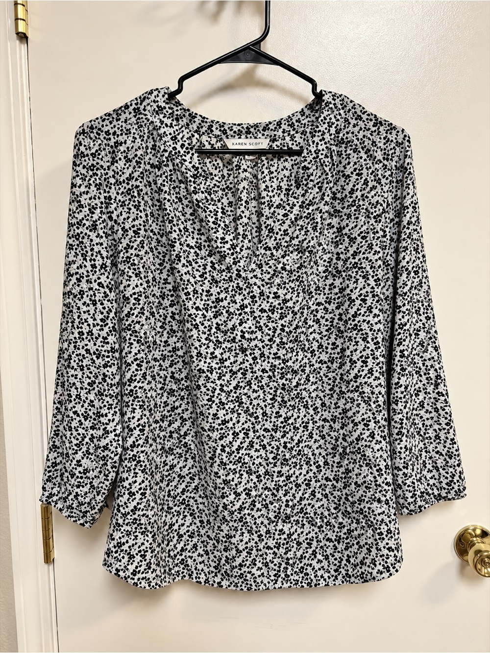 Hawthorn Black White Floral V Neck Blouse Size M